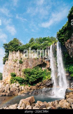 Cascate di Jeongbang e mare a Jeju Island, Corea Foto Stock