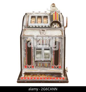 Slot machine vintage con intemperie isolato su sfondo bianco Foto Stock