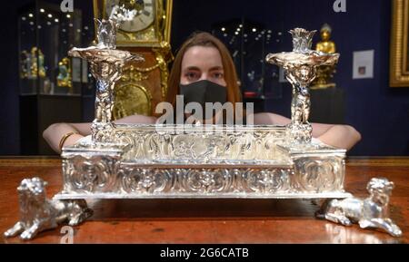 Christie’s, Londra, Regno Unito. 5 luglio 2021. Anteprima di Christie’s Classic Week è una serie di 9 aste che propongono opere d’arte dall’antichità al XX secolo. Immagine: Christie's The Exceptional sale. Immagine: Un Iinkstand Charles i Silver o Standish. Marchio di Alexander Jackson, Londra, 1639, Design & Chasing attribuito a Christiaen van Vianen, stima: £1,000,000-1,500,000. Credit: Malcolm Park/Alamy Live News Foto Stock