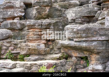 Pietre rocciose ricoperte di muschio nel parco Foto Stock