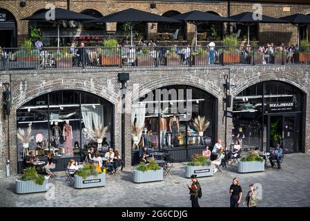 Ristoranti e negozi, Coal Drops Yard, Handyside area, King's Cross urban Regeneration, Londra, Inghilterra, Regno Unito Foto Stock