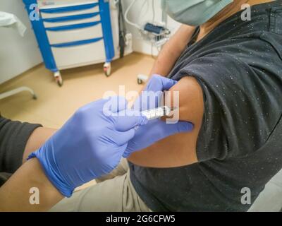 Istanbul-Turchia 03.06.2021; una vera scena al servizio di emergenza ospedaliera. Un uomo con maschera protettiva è in attesa di vaccinazione COVID-19 Foto Stock