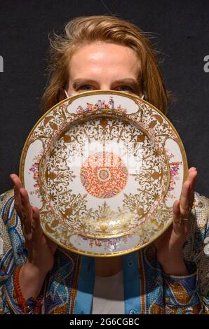 Bonhams, Londra, Regno Unito. 5 luglio 2021. La settimana dei Classici a Bonhams comprende i 500 anni di vendita europea della ceramica il 6 luglio. Immagine: Uno stand circolare Meissen, circa 1726, stima: £20,000-30,000. Credit: Malcolm Park/Alamy Live News Foto Stock