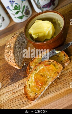 Toast al granaio con burro e marmellata per colazione su tavola di legno fotografia fatta da Simon Dack Foto Stock