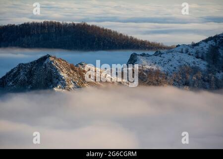 Nuvole sopra le montagne Foto Stock