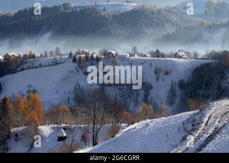 Colori invernali e autunnali in un villaggio di montagna Foto Stock