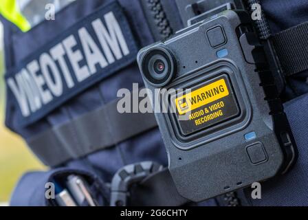 Schwerin, Germania. 05 luglio 2021. Una nuova camma del corpo è appesa al giubbotto protettivo di un ufficiale di polizia femminile. Per la polizia di Meclemburgo-Pomerania occidentale, le telecamere per registrazioni di film e audio fanno ora parte delle attrezzature standard delle pattuglie di polizia nelle città più grandi. Nel 2018/19, le camme della carrozzeria sono state testate per sette mesi nell'ambito di un progetto pilota. Credit: Jens Büttner/dpa-Zentralbild/dpa/Alamy Live News Foto Stock