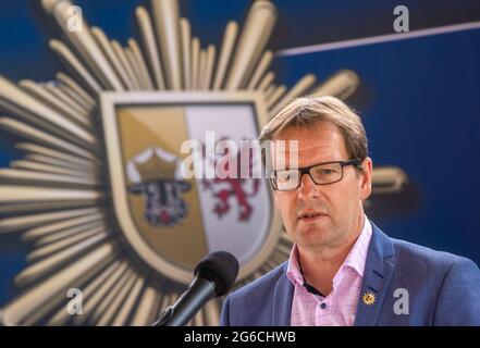 Schwerin, Germania. 05 luglio 2021. Torsten Renz (CDU), ministro degli interni del Meclemburgo-Pomerania occidentale, parla alla consegna delle nuove camme del corpo alla polizia di Stato. Per la polizia di Meclemburgo-Pomerania occidentale, le telecamere per le riprese e la registrazione del suono fanno ora parte delle attrezzature standard delle pattuglie di polizia nelle città più grandi. Nel 2018/19, le camme della carrozzeria sono state testate per sette mesi nell'ambito di un progetto pilota. Credit: Jens Büttner/dpa-Zentralbild/dpa/Alamy Live News Foto Stock