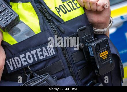 Schwerin, Germania. 05 luglio 2021. Una nuova camma del corpo è appesa al giubbotto protettivo di un ufficiale di polizia femminile. Per la polizia di Meclemburgo-Pomerania occidentale, le telecamere per registrazioni di film e audio fanno ora parte delle attrezzature standard delle pattuglie di polizia nelle città più grandi. Nel 2018/19, le camme della carrozzeria sono state testate per sette mesi nell'ambito di un progetto pilota. Credit: Jens Büttner/dpa-Zentralbild/dpa/Alamy Live News Foto Stock