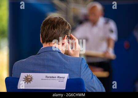 Schwerin, Germania. 05 luglio 2021. Torsten Renz (CDU), ministro degli interni del Meclemburgo-Pomerania occidentale, siede in prima fila durante la consegna delle nuove camme del corpo alla polizia di Stato. Per la polizia di Meclemburgo-Vorpommern, le telecamere per le riprese e la registrazione del suono fanno ora parte delle attrezzature standard delle pattuglie della polizia nelle città più grandi. Nel 2018/19, le camme della carrozzeria sono state testate per sette mesi nell'ambito di un progetto pilota. Credit: Jens Büttner/dpa-Zentralbild/dpa/Alamy Live News Foto Stock