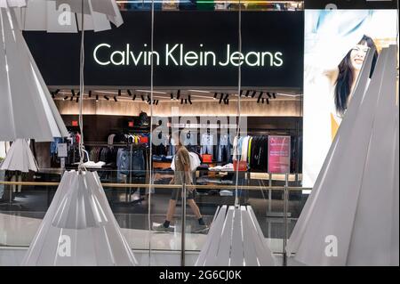 Hong Kong, Cina. 05 luglio 2021. Uno shopper passa accanto a un marchio di moda multinazionale americana, il negozio Calvin Klein Jeans a Hong Kong. (Foto di Miguel candela/SOPA Images/Sipa USA) Credit: Sipa USA/Alamy Live News Foto Stock