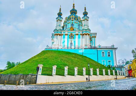 Il pittoresco edificio barocco della Chiesa di Sant'Andrea, situato in cima alla ripida collina e sormontato da cupole ornate a cipolla, Kiev, Ucraina Foto Stock