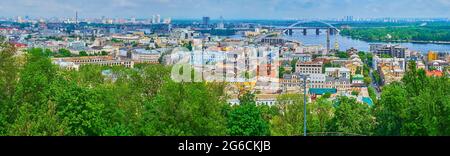 Panorama del quartiere di Podil in verde lussureggiante, fiume Dnieper, ponti, ruota panoramica e Obolon quartiere in background, Kiev, Ucraina Foto Stock