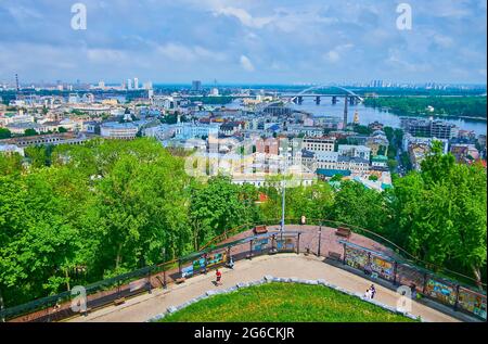 L'Andrew's Hill osserva lo storico quartiere di Podil (Podol), il fiume Dnieper (Dnipro), il ponte Podilsky, la vegetazione lussureggiante e l'isola di Trukhaniv sull'opo Foto Stock