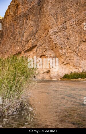 Il fiume Rio Grande scorre sotto il sentiero che taglia attraverso le scogliere sopra Foto Stock