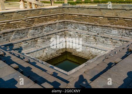 Bagno nel Mahanavani Dibba, Hampi, Karnataka, India Foto Stock