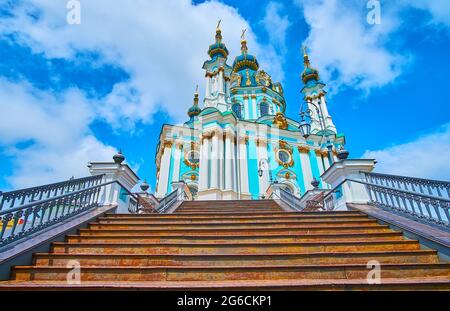 La lunga scalinata conduce alla splendida chiesa barocca di Sant'Andrea, situata in cima alla collina di Andrew, in via della discesa di Andrew, Kiev, Ucraina Foto Stock