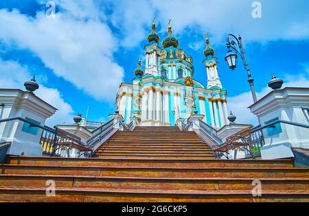 Cammina lungo la scalinata fino alla collina di Andrew con una vista panoramica di lampioni vintage e della storica chiesa barocca di Sant'Andrea, Kiev, Ucraina Foto Stock