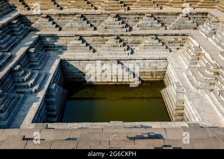 Bagno nel Mahanavani Dibba, Hampi, Karnataka, India Foto Stock