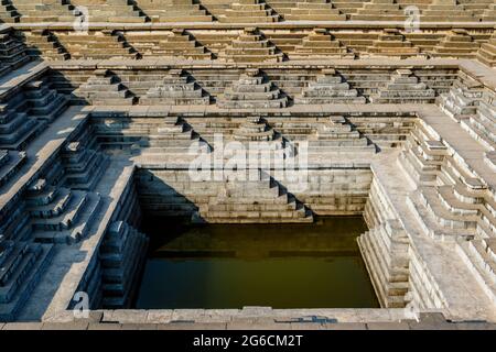 Bagno nel Mahanavani Dibba, Hampi, Karnataka, India Foto Stock