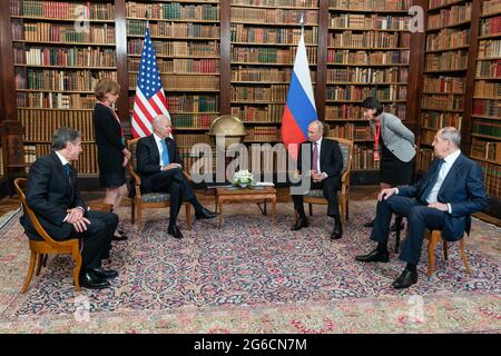 GINEVRA, SVIZZERA - 16 giugno 2021 - il presidente americano Joe Biden e il presidente russo Vladimir Putin partecipano a un tete-a-tete durante un Summi USA-Russia Foto Stock