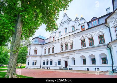 La facciata bianca della residenza medievale del Metropolita, situata nel giardino della Cattedrale di Santa Sofia, Kiev, Ucraina Foto Stock