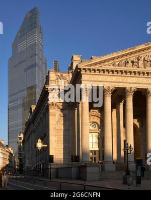 Vista a livello pedonale intorno alla Bank of England. 22 Bishopsgate, LONDRA, Regno Unito. Architetto: Architettura PLP, 2020. Foto Stock