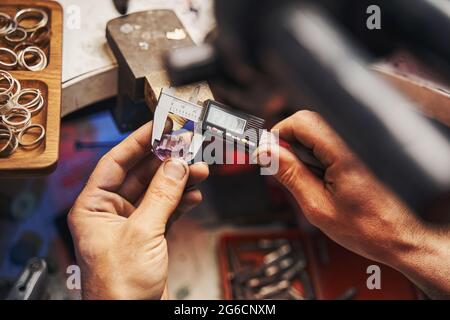 Calibro digitale per la misurazione della pietra preziosa in officina orafa Foto Stock