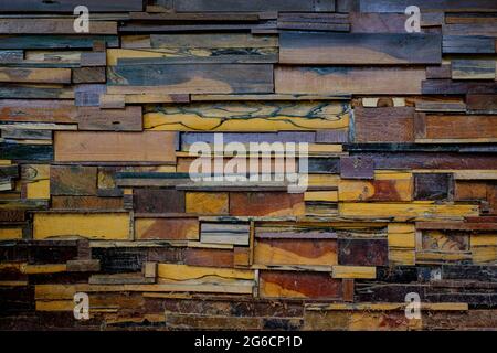 Le vecchie pareti sono fatte di diversi tipi di sfondo di tessitura di legno Foto Stock
