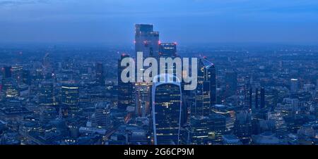 Skyline della città al tramonto. 22 Bishopsgate, LONDRA, Regno Unito. Architetto: Architettura PLP, 2020. Foto Stock