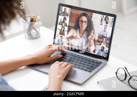 Donna irriconoscibile che parla con i colleghi internazionali tramite la chiamata online sul portatile, Collage Foto Stock