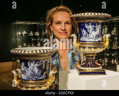 Londra 05 Luglio 2021 Bonhams Classic Week 500 anni di Ceramica europea un paio di Meissen Limoges smalto Est £20.000- 30.000Paul Quezada-Neiman/Alamy Live News Foto Stock