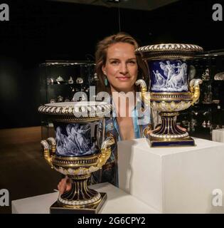 Londra 05 Luglio 2021 Bonhams Classic Week 500 anni di Ceramica europea un paio di Meissen Limoges smalto Est £20.000- 30.000Paul Quezada-Neiman/Alamy Live News Foto Stock