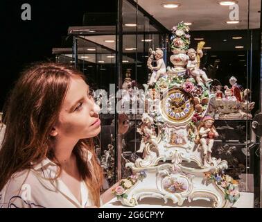 Londra 05 Luglio 2021 Bonhams Classic Week 500 anni di Ceramica europea un orologio e base del mantel Meissen fine 19 ° C Est £ 2.500- 3500 Paul Quezada-Neiman/Alamy Live News Foto Stock