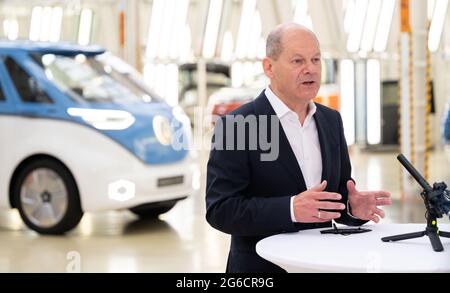 05 luglio 2021, bassa Sassonia, Hannover: OLAF Scholz, candidato del DOCUP al Cancelliere e Ministro federale delle finanze, si trova a un tavolo da bar durante una visita allo stabilimento di Volkswagen per veicoli commerciali. Foto: Julian Stratenschulte/dpa Foto Stock