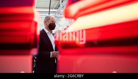 05 luglio 2021, bassa Sassonia, Hannover: OLAF Scholz, candidato SPD al Cancelliere e ministro delle finanze tedesco, si trova di fronte a un ID VW che indossa una maschera durante una visita allo stabilimento di Volkswagen Commercial Vehicles. Buzz. Foto: Julian Stratenschulte/dpa Foto Stock