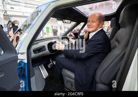 05 luglio 2021, bassa Sassonia, Hannover: OLAF Scholz, candidato del DOCUP per il Cancelliere e il Ministro delle finanze tedesco, siede in un ID VW durante una visita allo stabilimento di Volkswagen Commercial Vehicles. Buzz. Foto: Julian Stratenschulte/dpa Foto Stock