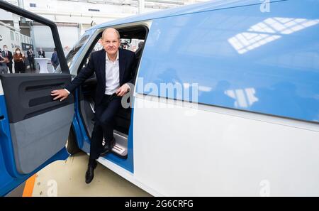 05 luglio 2021, bassa Sassonia, Hannover: OLAF Scholz, candidato del DOCUP per il Cancelliere e il Ministro delle finanze tedesco, esce da un ID VW durante una visita allo stabilimento di Volkswagen Commercial Vehicles. Buzz. Foto: Julian Stratenschulte/dpa Foto Stock