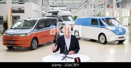 05 luglio 2021, bassa Sassonia, Hannover: OLAF Scholz, candidato del DOCUP al Cancelliere e Ministro federale delle finanze, si trova a un tavolo da bar durante una visita allo stabilimento di Volkswagen per veicoli commerciali. Foto: Julian Stratenschulte/dpa Foto Stock
