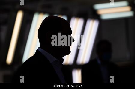05 luglio 2021, bassa Sassonia, Hannover: OLAF Scholz, candidato del DOCUP per il Cancelliere e il Ministro federale delle finanze, si trova in occasione di una visita allo stabilimento di Volkswagen per veicoli commerciali. Foto: Julian Stratenschulte/dpa Foto Stock
