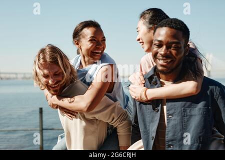 Ritratto di due giovani coppie spensierate che si divertono all'aria aperta in estate Foto Stock