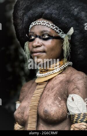 Una tribeswoman Wabag. PAPUA NUOVA GUINEA: QUESTO FOTOGRAFO ha condiviso le immagini di un festival che riunisce tribù rivali - tra cui uno che dre Foto Stock