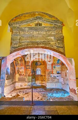 KIEV, UCRAINA - 18 MAGGIO 2021: Il basso arco della cripta medievale affrescata della Cattedrale di Santa Sofia, il 18 maggio a Kiev Foto Stock