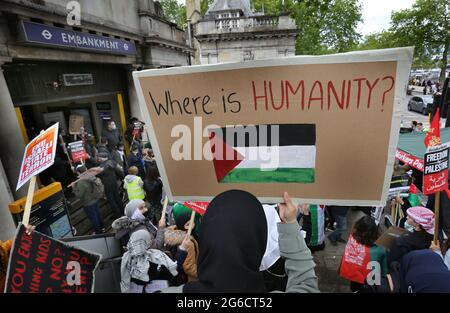 Londra, Regno Unito. 22 maggio 2021. Un manifestante ha un cartello che dice 'dove è l'umanità' durante la dimostrazione.migliaia di dimostranti Pro Palestinesi si radunano sull'Embankment prima di marciare attraverso il centro di Londra a Hyde Park. Chiedono di porre fine alla politica di Israele di discriminazione contro i palestinesi, di una Palestina libera e di porre fine all'occupazione illegale di Gaza. Credit: SOPA Images Limited/Alamy Live News Foto Stock