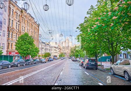 KIEV, UCRAINA - 18 MAGGIO 2021: Viale Bohdan Khmelnytsky nella città vecchia è fiancheggiata da edifici storici e castagni fioriti, il 18 maggio a Kiev Foto Stock