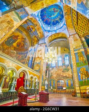 KIEV, UCRAINA - 18 MAGGIO 2021: La sala di preghiera della Chiesa di San Cirillo con affreschi sulla cupola, abside e pareti laterali, il 18 maggio a Kiev Foto Stock