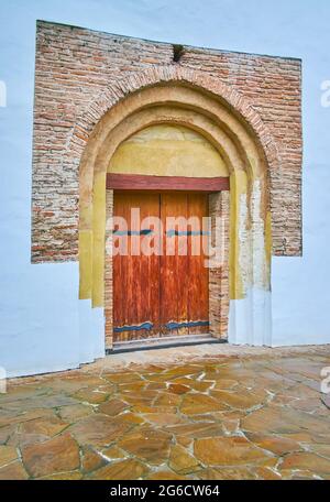 La parete esterna della Chiesa di San Cirillo con elementi di mattoni storici conservati sopra la porta, Kiev, Ucraina Foto Stock