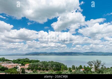 Splendida vista panoramica sul Lago Trasimeno da Castiglione del lago, Italia, sotto un cielo suggestivo Foto Stock