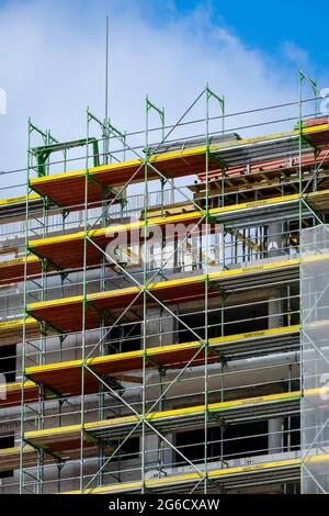 Essen, Nord Reno-Westfalia, Germania - ponteggi, cantiere, nuovo edificio alto con condomini. Foto Stock