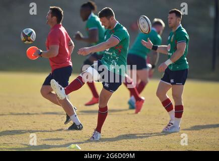 DaN Biggar (centro), il gallese dei Lions britannici e irlandesi, durante la sessione di formazione dei Lions britannici e irlandesi al St Peter's College di Johannesburg, Sudafrica. Data immagine: Lunedì 5 luglio 2021. Foto Stock